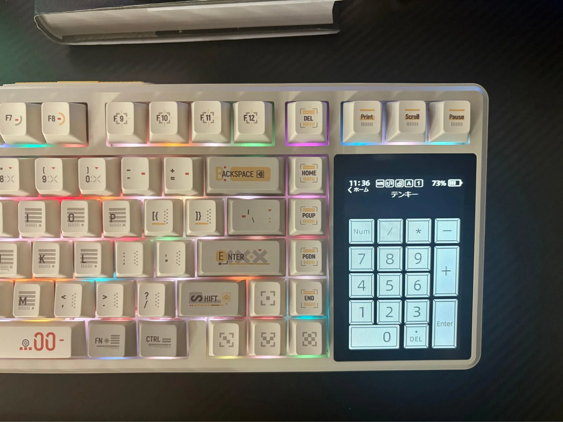 ディスプレイにテンキーや時計が表示されたキーボード