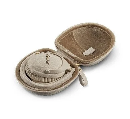 ヘッドホンがケースに収納されている様子