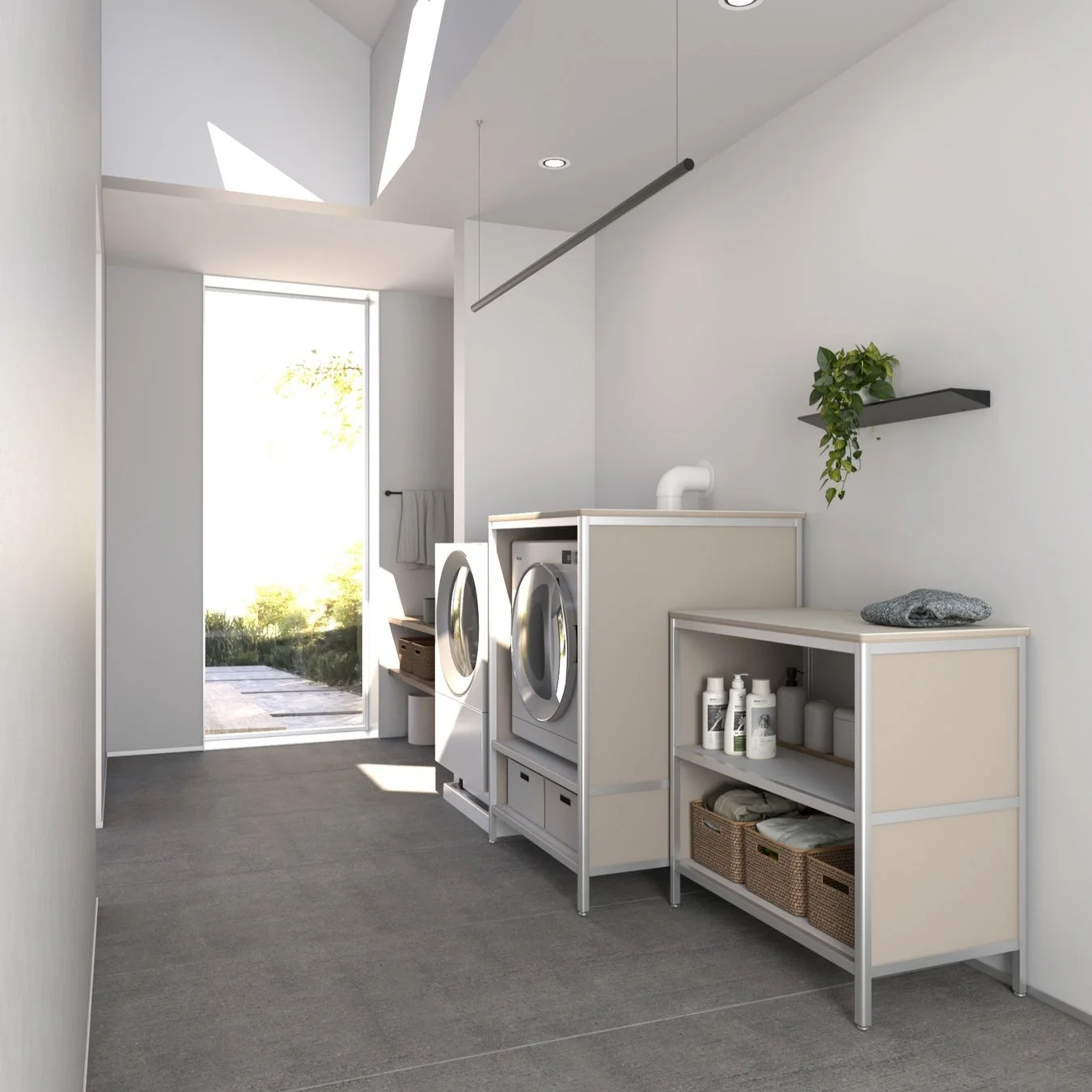 明るくモダンなランドリールーム。2台の洗濯機がビルトインされ、洗剤やタオルを収納する棚が隣接。大きな窓から自然光が差し込み、屋外の緑が見える。白とベージュを基調とした清潔感あふれる機能的な空間。