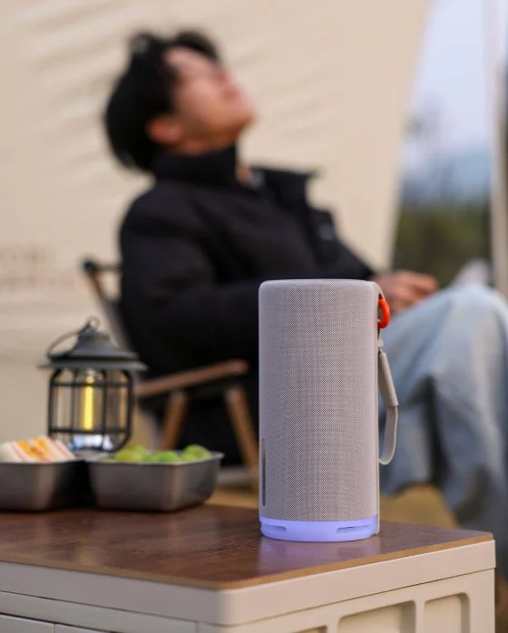 キャンプ場で音楽を楽しむ