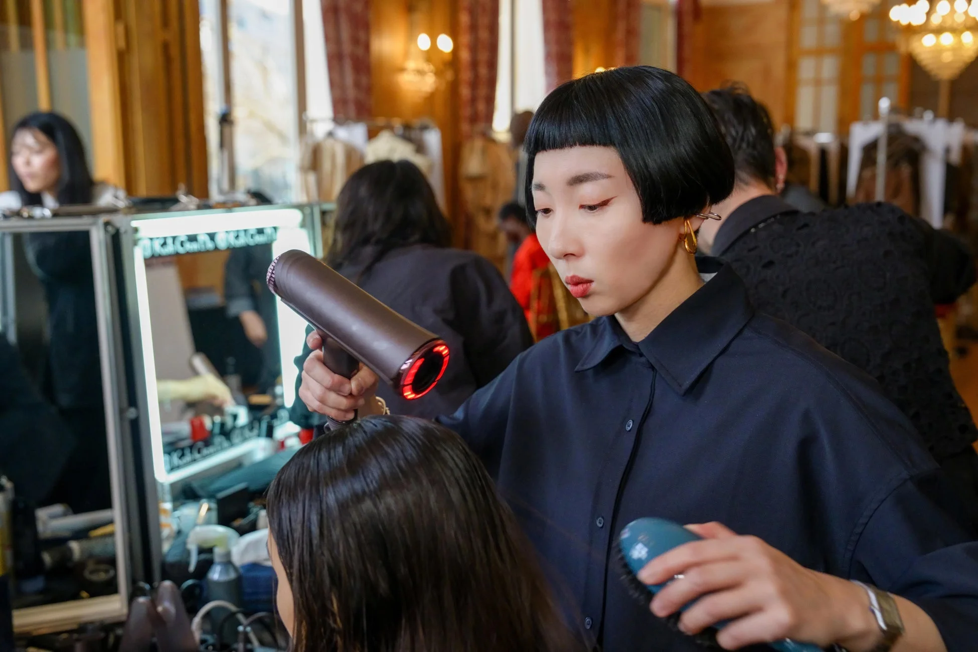 バックステージでのヘアスタイリング