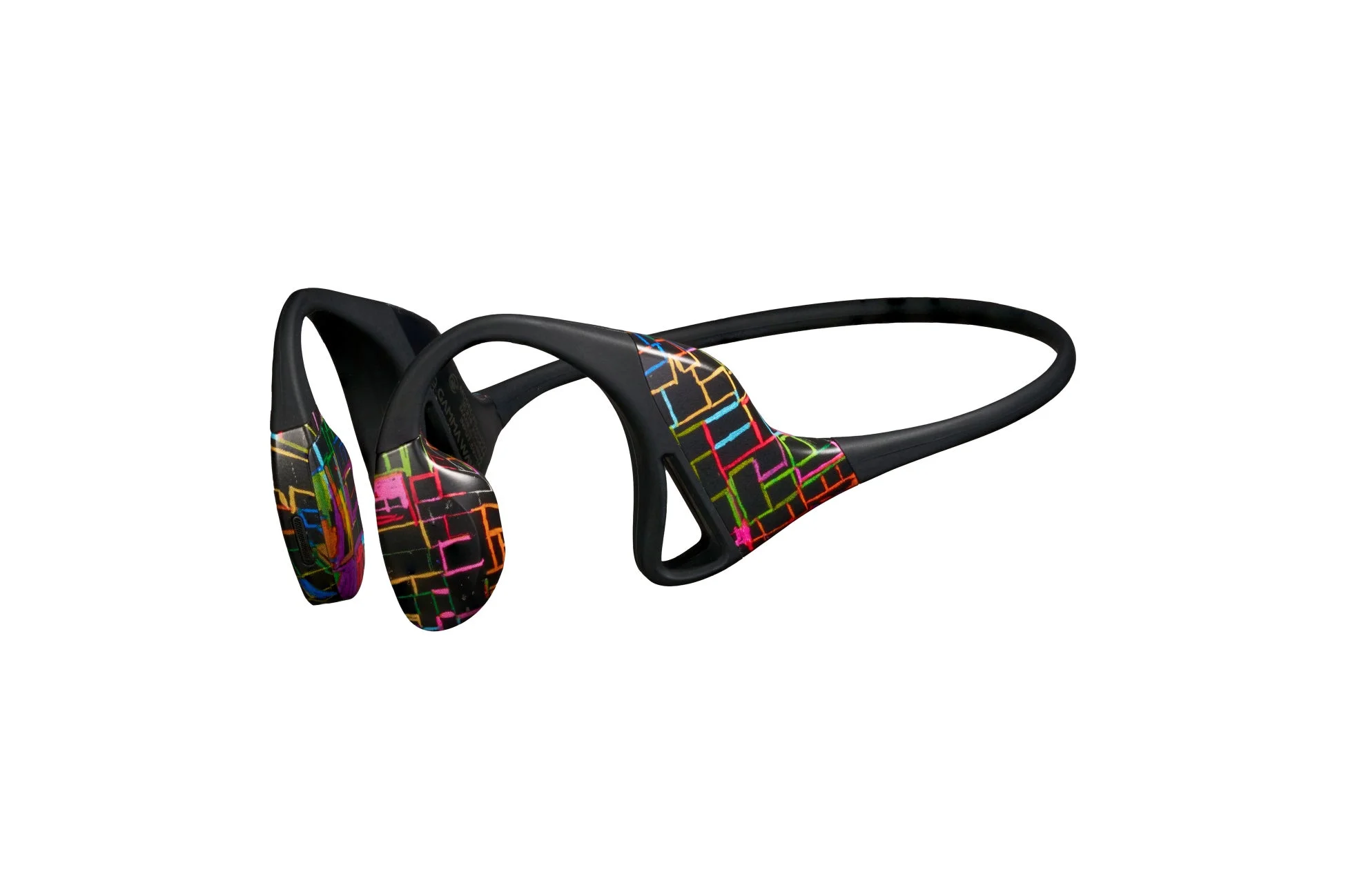 白い背景に、カラフルな幾何学模様が特徴的な黒い骨伝導イヤホンが写っています。