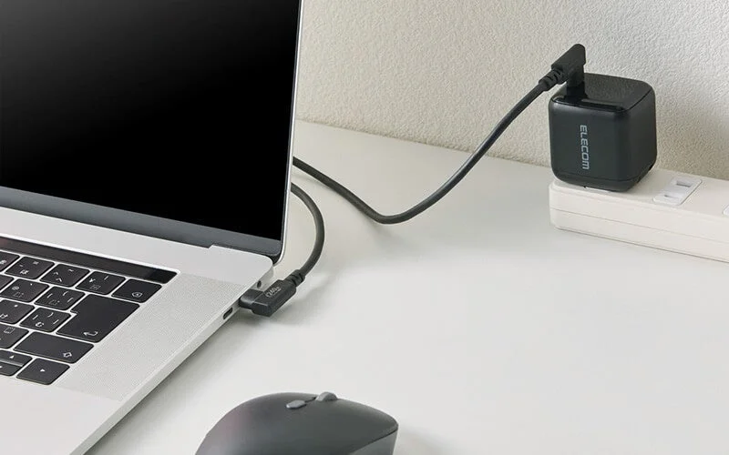 L字コネクターケーブルでノートPCを充電する様子