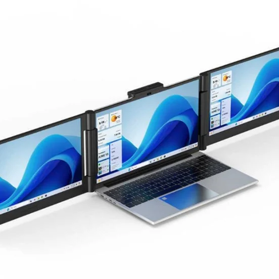 ノートパソコンとトリプルディスプレイの作業風景