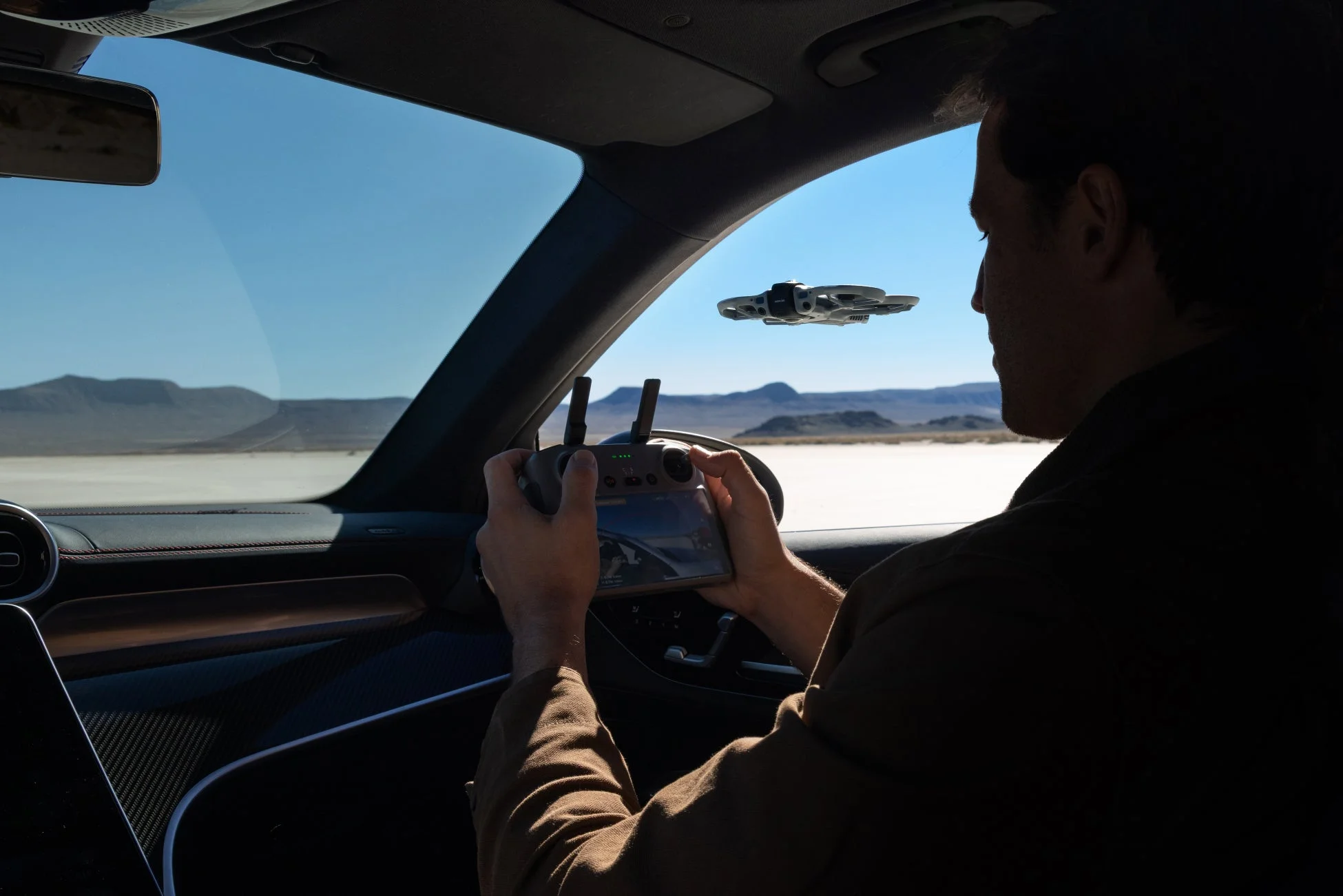 車内からドローンを操作する様子