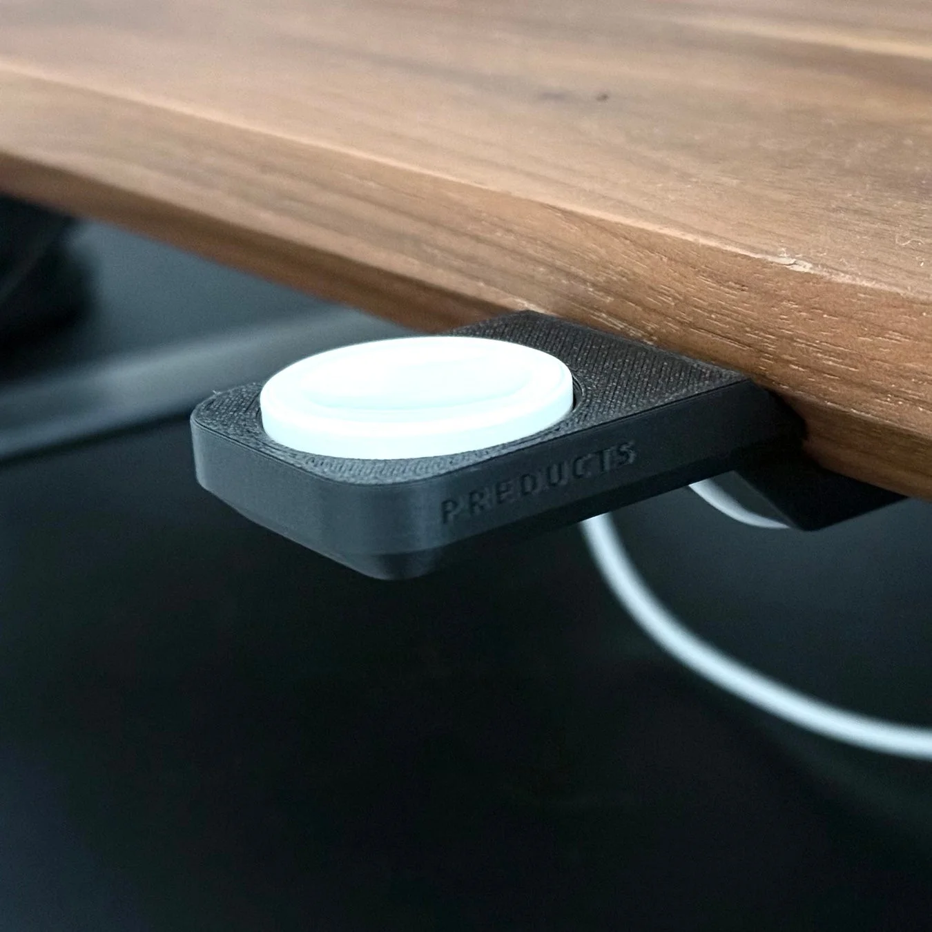 デスク下に設置されたApple Watch充電器ホルダー