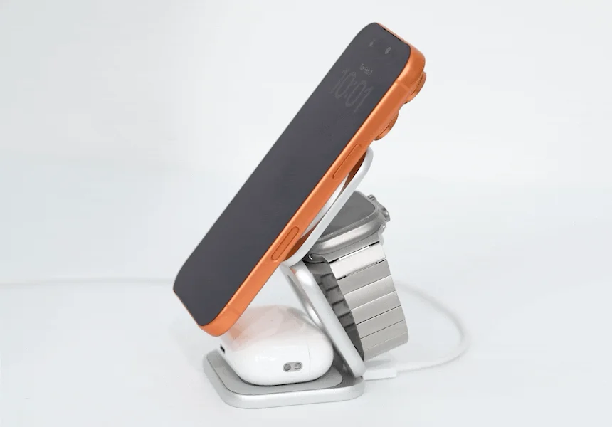 スマートフォン、スマートウォッチ、ワイヤレスイヤホンが同時に充電できる多機能ワイヤレス充電スタンドの写真です。