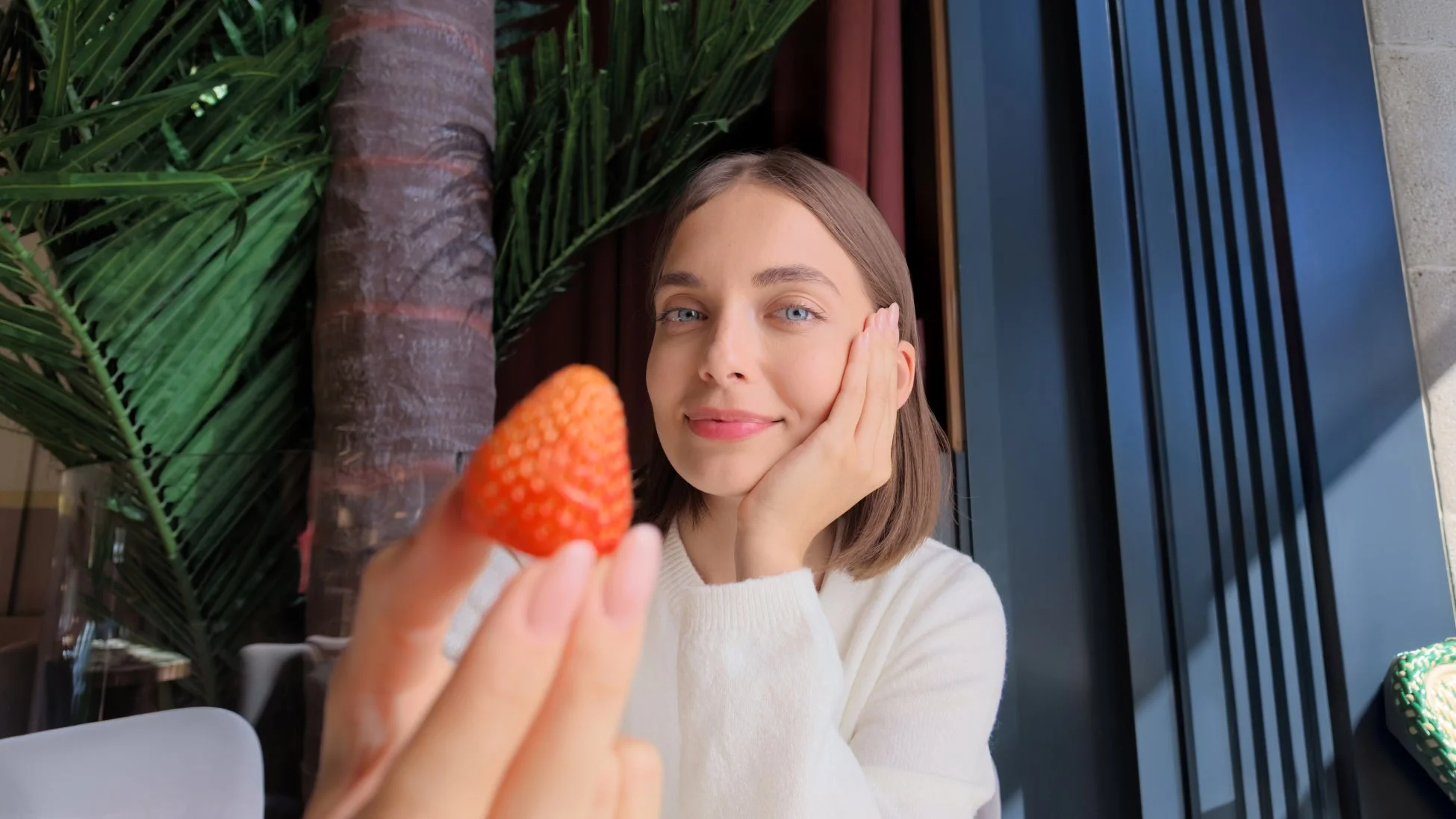 イチゴを持つ笑顔の女性