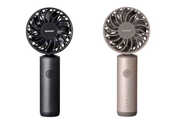 シャープの黒とベージュのハンディファン