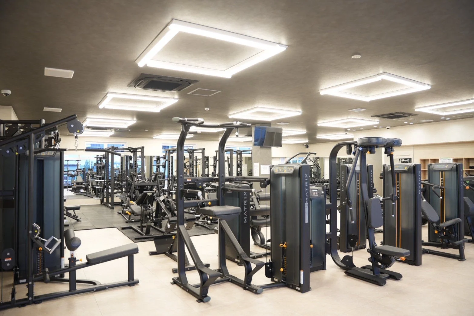 最新のトレーニングマシンが多数設置された広々としたフィットネスジムの内部の様子