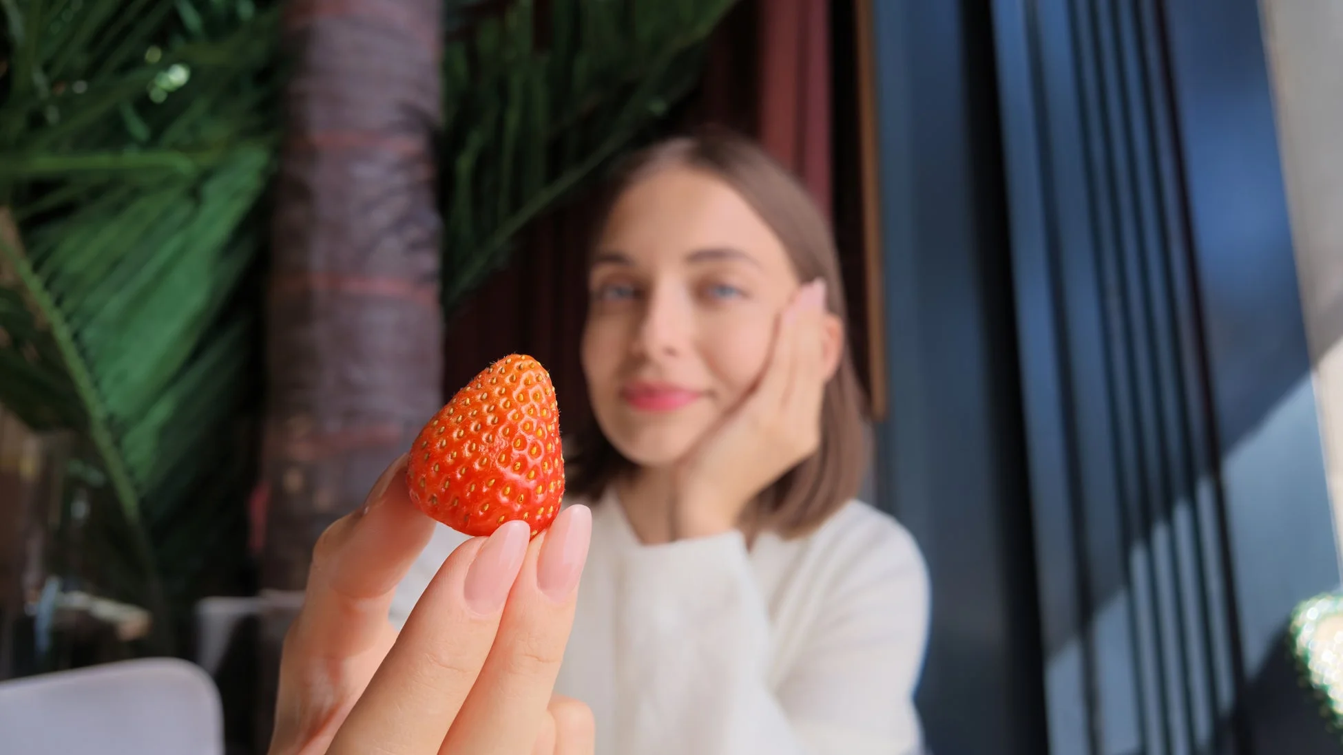 イチゴを持つ女性の手