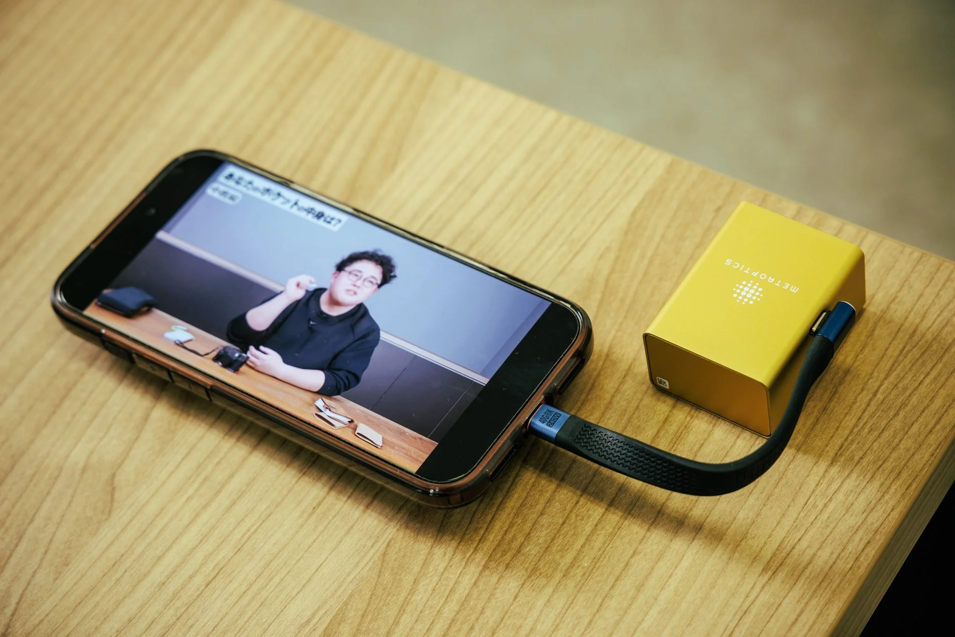 動画視聴中のPico Projector