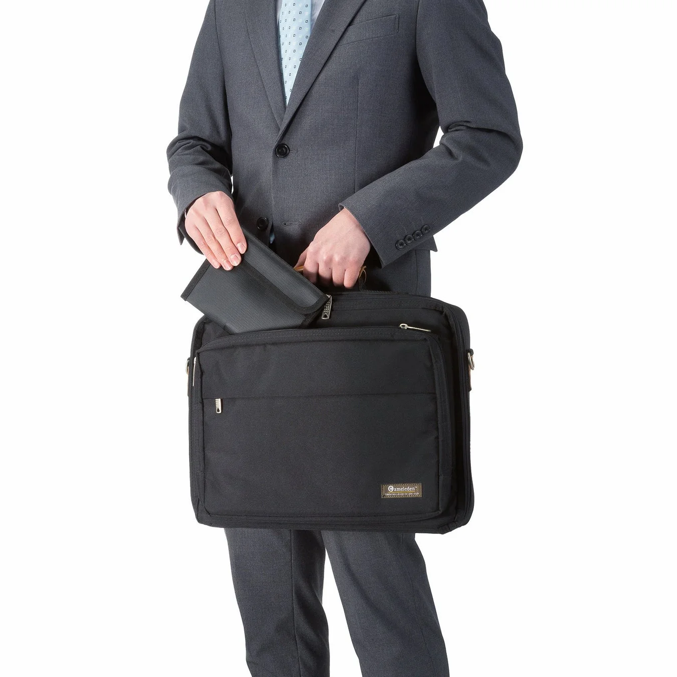 カバンに入れる様子