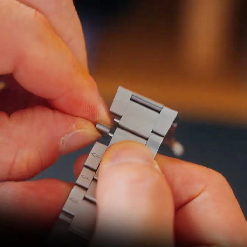 バンドのリンクを調整する様子