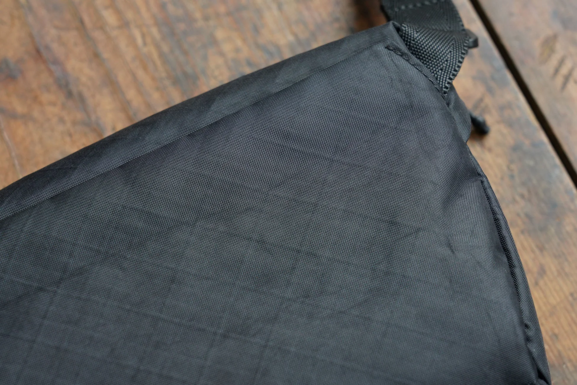 黒い布製のバッグのクローズアップ