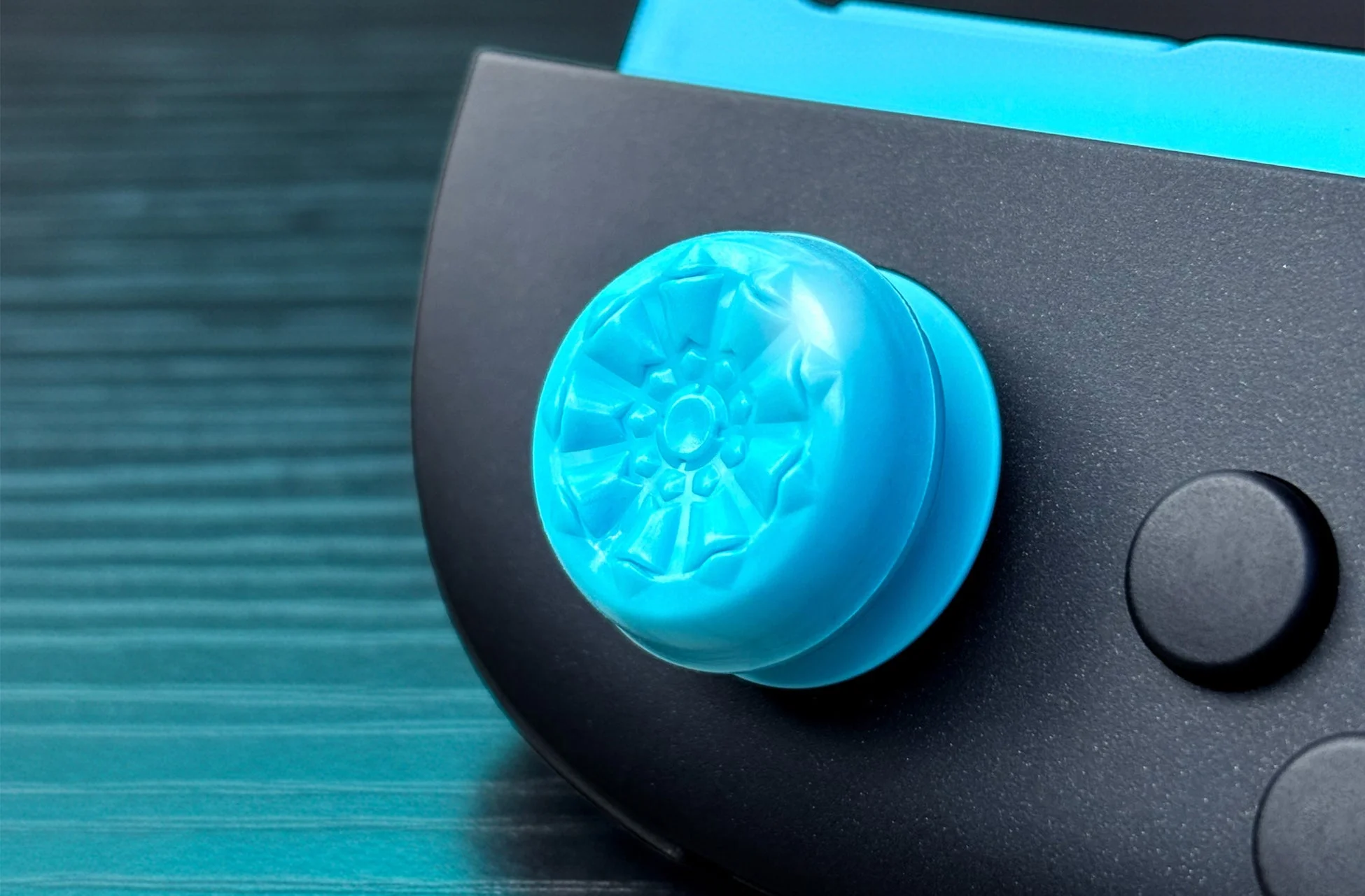 青いアナログスティックが特徴的なゲームコントローラー