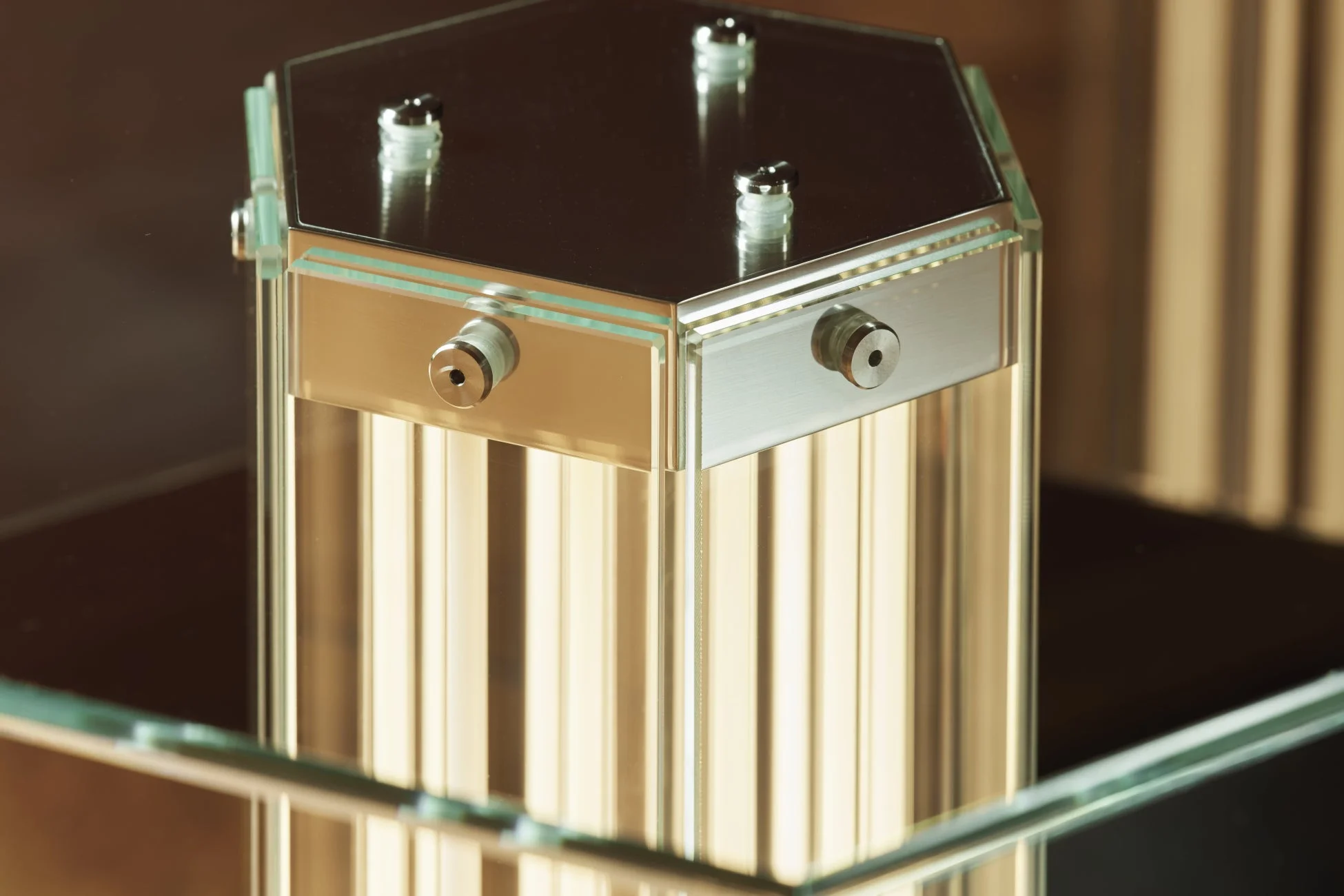 六角形のガラスモジュール内部の光