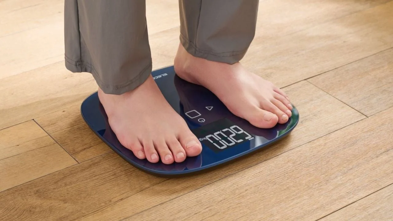 乗るだけで自動認識、足元ゆったり