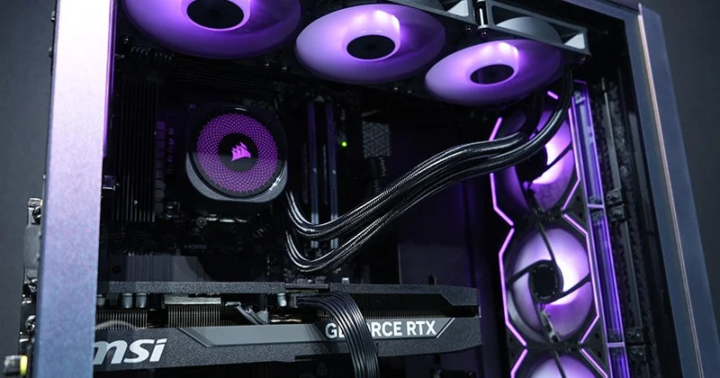 紫色のRGBライティングで彩られたゲーミングPCの内部