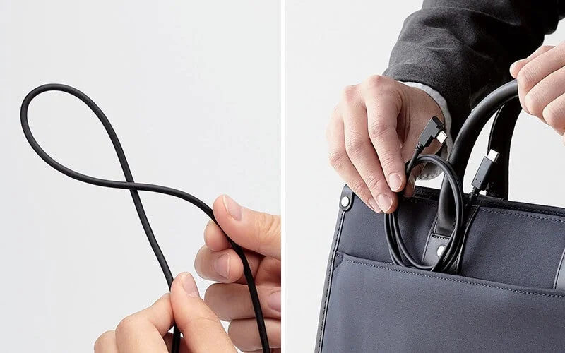 ビジネスバッグにケーブルを収納する様子