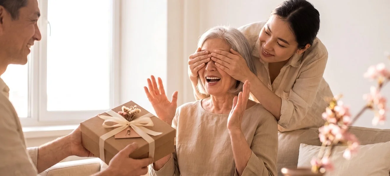 プレゼントを受け取る家族の様子