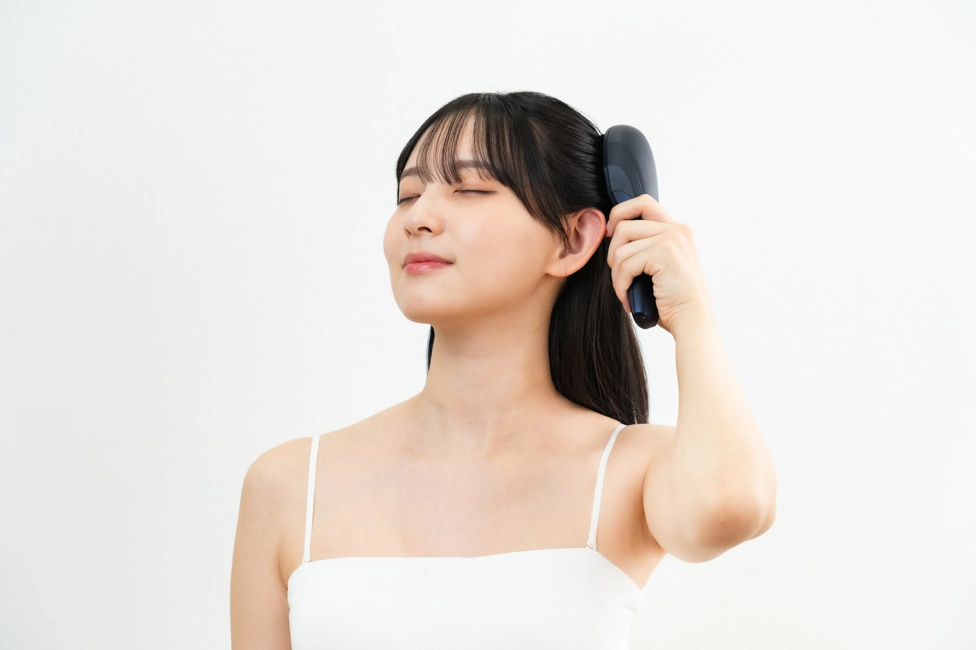 女性が頭皮マッサージを受けている様子