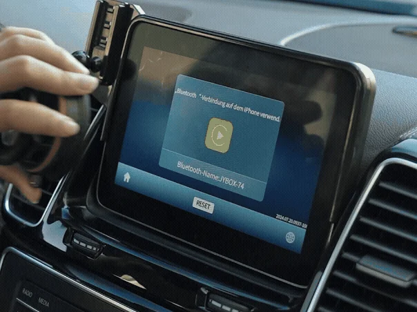 車内で利用中のスマートフォンホルダー