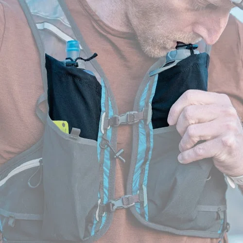 ランニングベストを着用し水を飲む男性