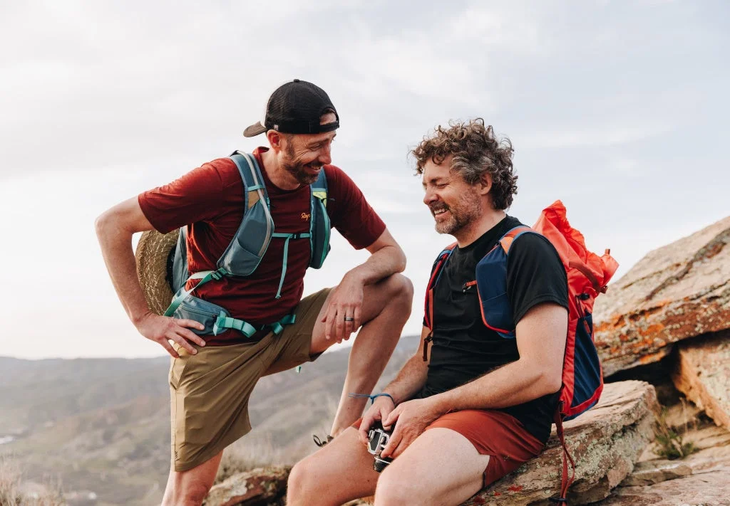 ハイキング中の男性二人