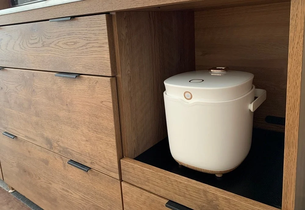 省スペース設計だから一人暮らしのキッチンや限られた調理スペースにもすっきりと設置可能