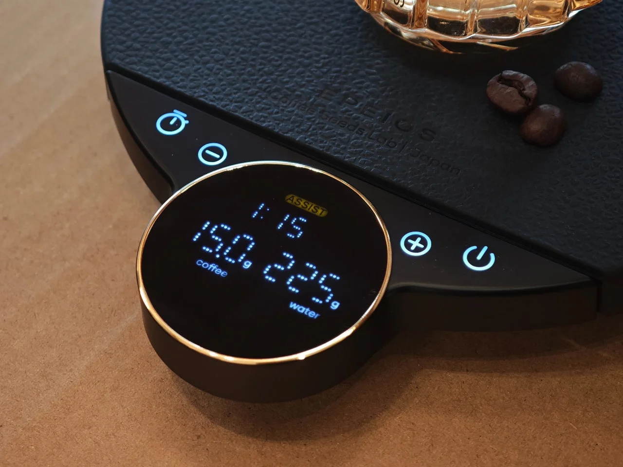 黒いデジタルコーヒースケールのクローズアップ