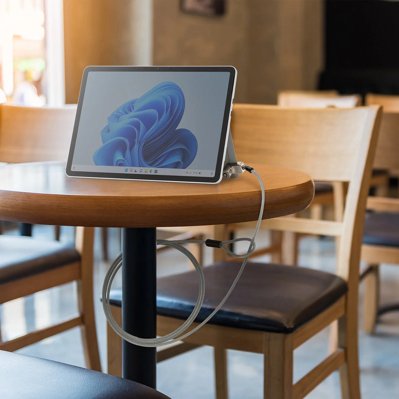 カフェでSurface Proを固定する様子