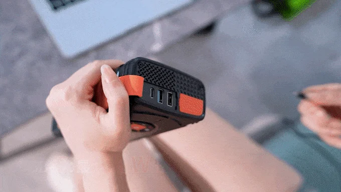 モバイルバッテリーとして利用する様子