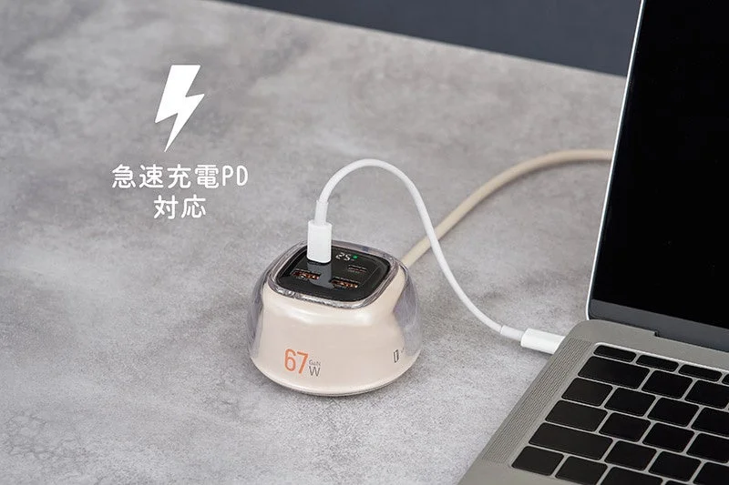 デスク上でノートパソコンに接続された67W GaN急速充電器