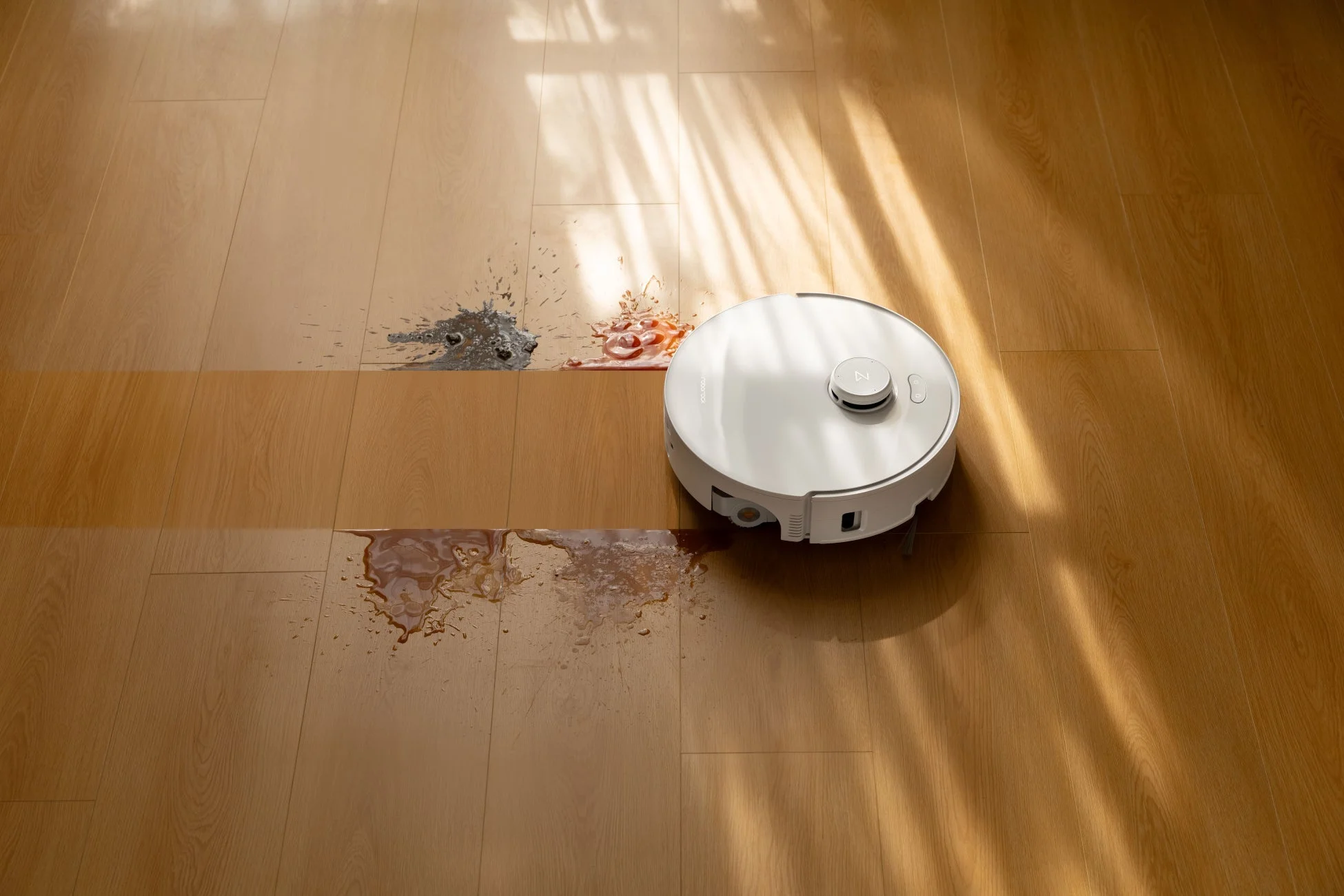 木製フローリング上の液体汚れを掃除するロボット掃除機