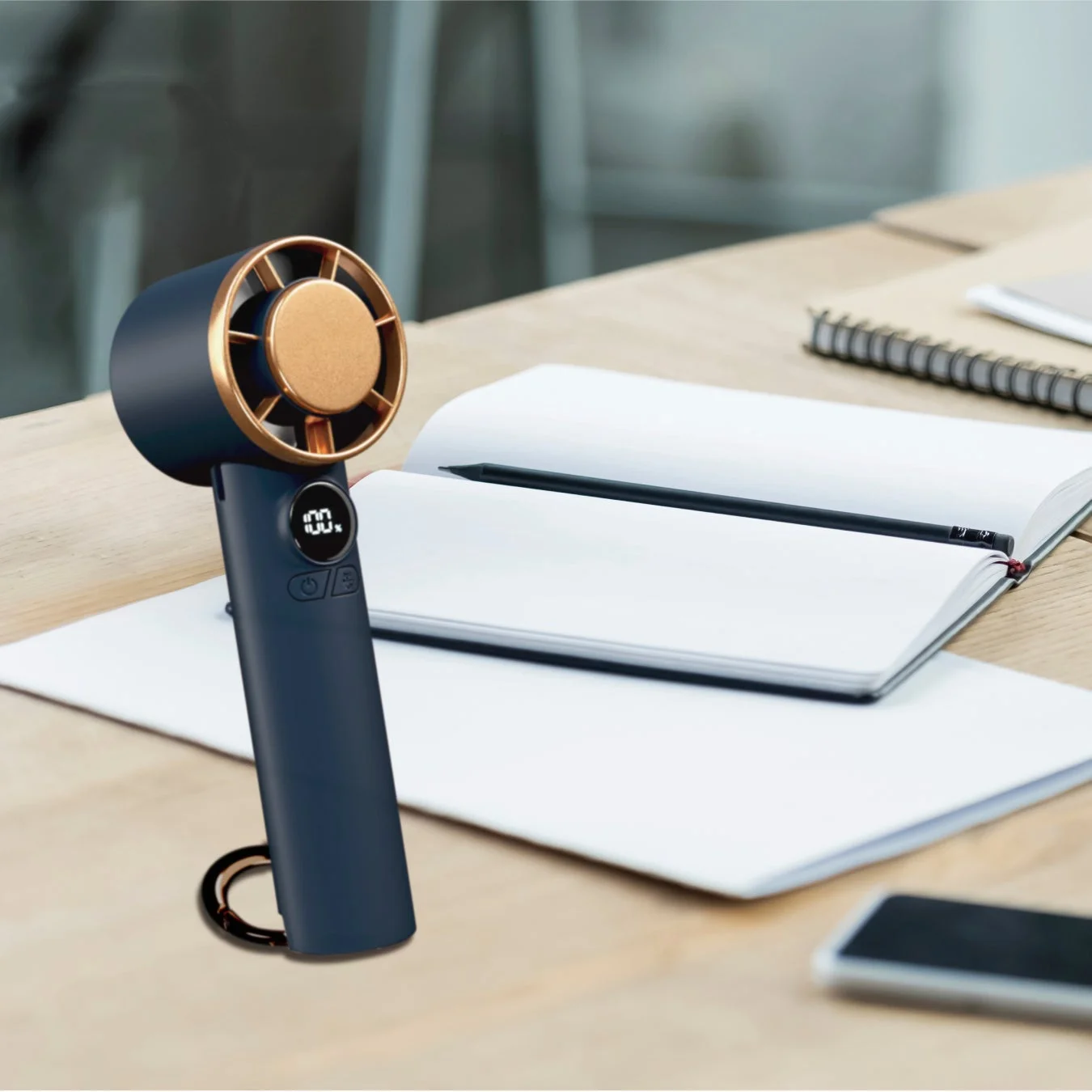 大風量カラビナ付ペルチェファンの卓上使用イメージ