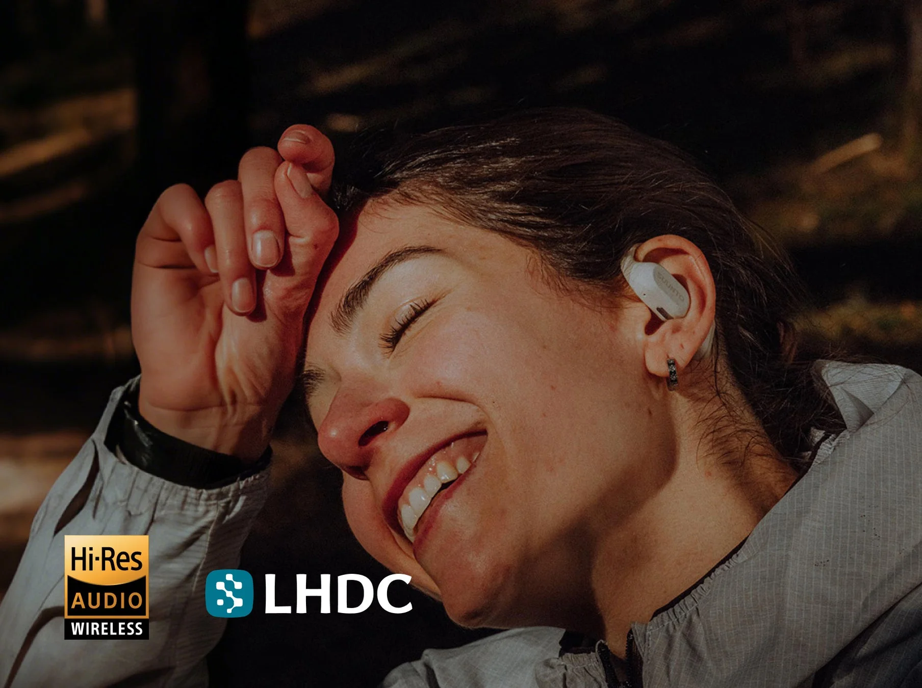 高音質を楽しむ女性