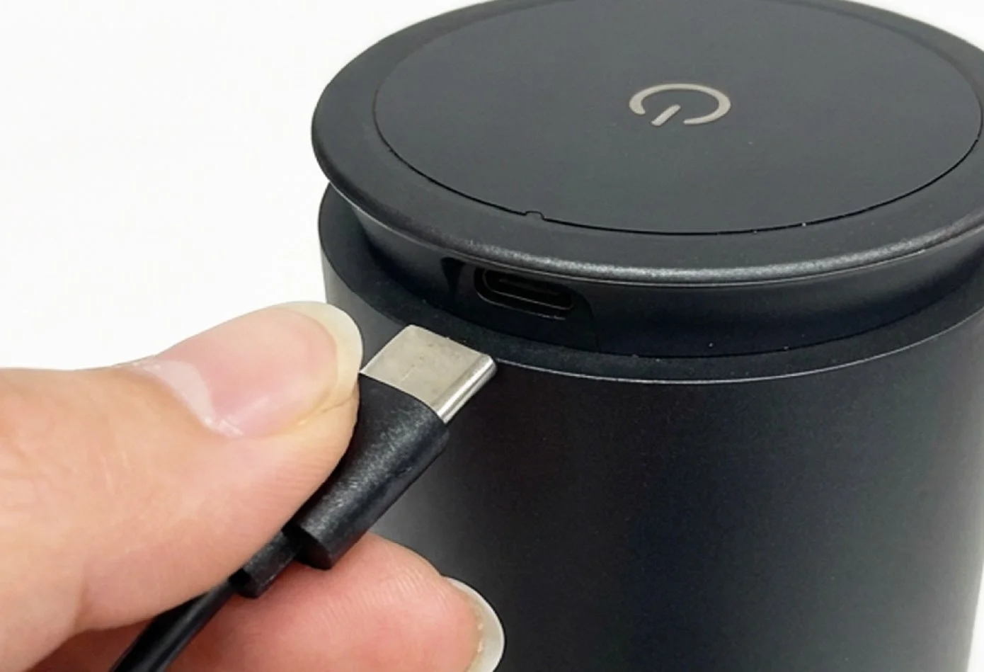 USB-Cケーブルを差し込む様子