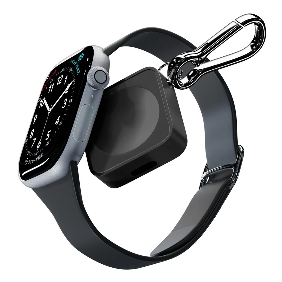Apple Watchとカラビナ付きポータブル充電器が白背景に浮かび上がっています。スマートウォッチの充電ソリューションを提案するイメージです。