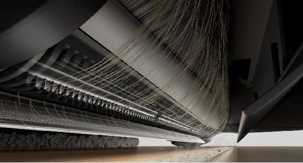 産業用清掃機械がブラシで床のゴミやホコリを吸引