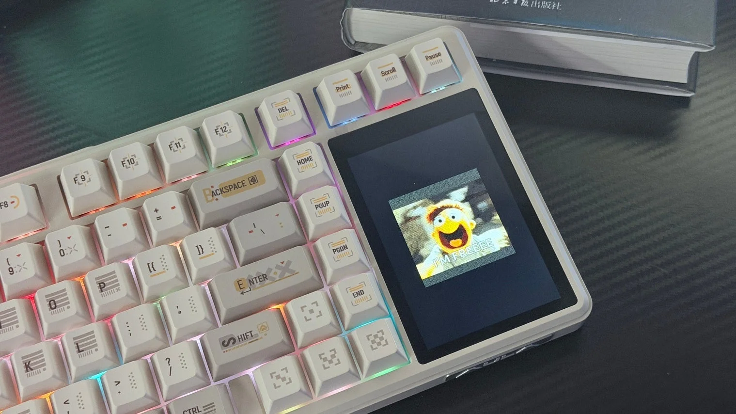 ディスプレイにキャラクターが表示されたキーボード