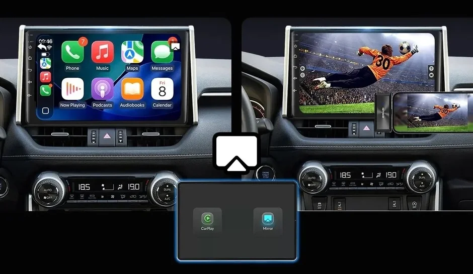 車載ディスプレイがApple CarPlayとミラーリング機能を介してスマートフォンと連携する様子を示す。左はCarPlayのアプリ画面、右はミラーリングでサッカー試合が映し出され、車内での多様なエンターテイメント利用を表現している。