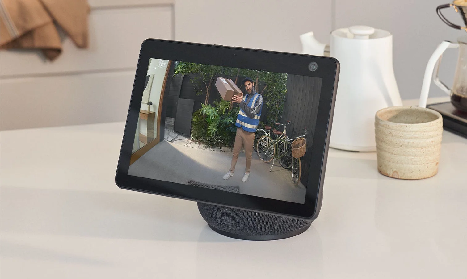 スマートディスプレイに荷物を持つ配達員が映る