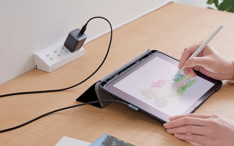 タブレットで使用中のL字コネクターケーブル