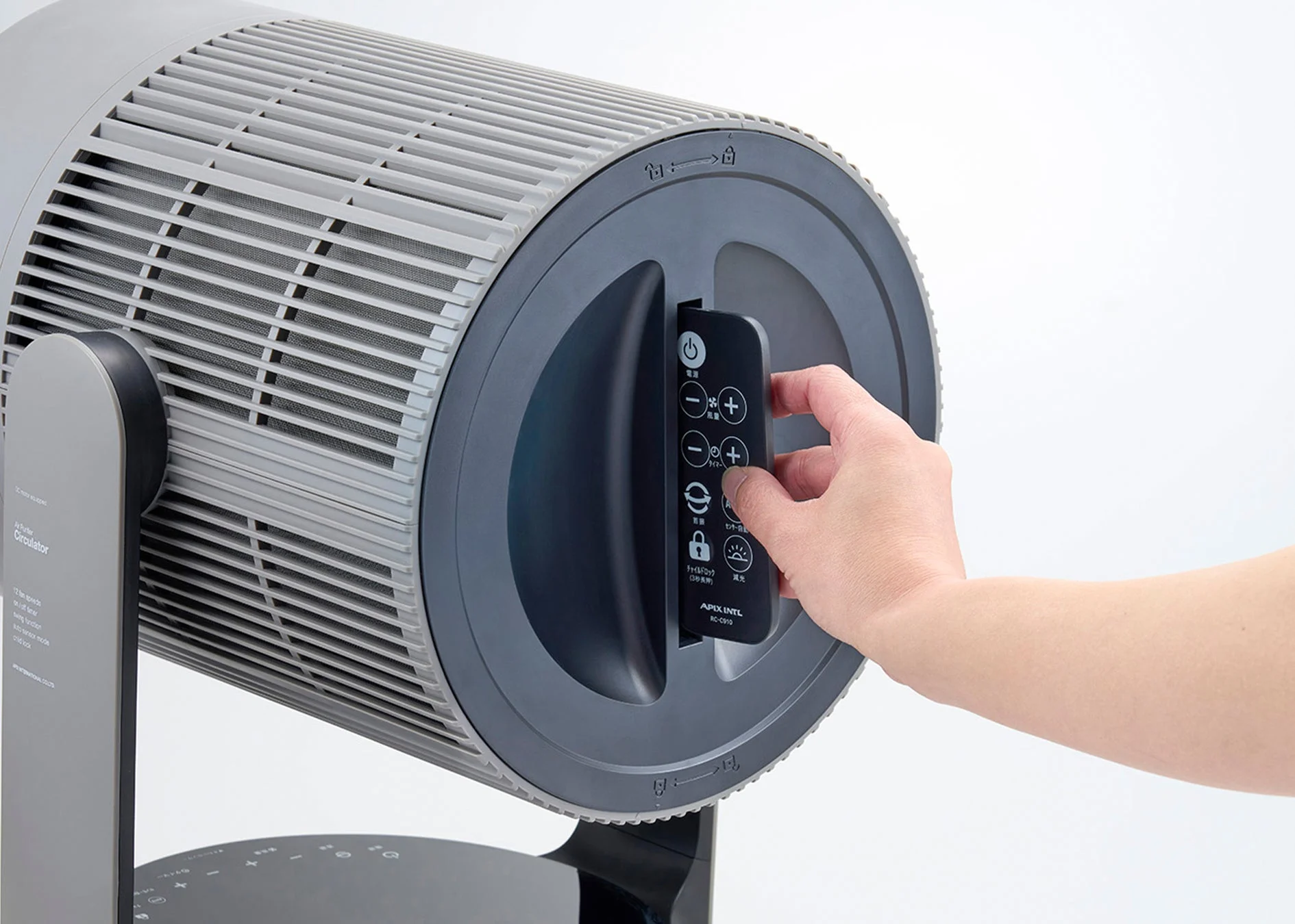 サーキュレーターのリモコンと本体側面の収納スロット