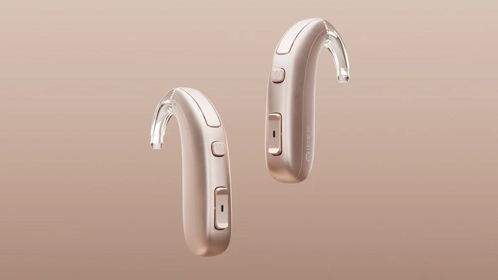 世界初“成長し続ける”クラウド補聴器「WIDEX ALLURE™」に新モデル登場！充電式耳かけ型が4月16日発売