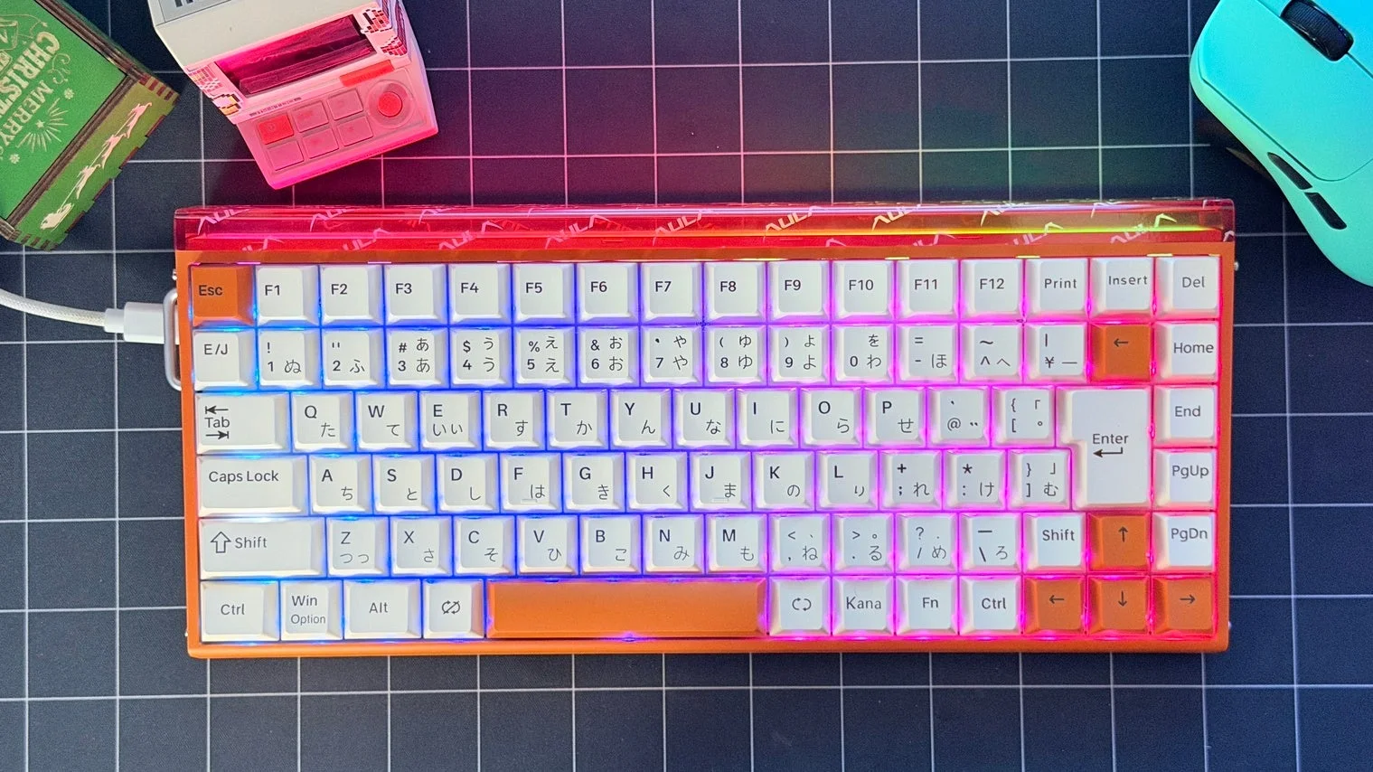 RGBバックライトが鮮やかな日本語配列のメカニカルキーボードが中心のデスクセットアップ