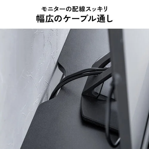 モニター背面の幅広ケーブル通し穴を利用して配線がすっきりとまとめられている様子