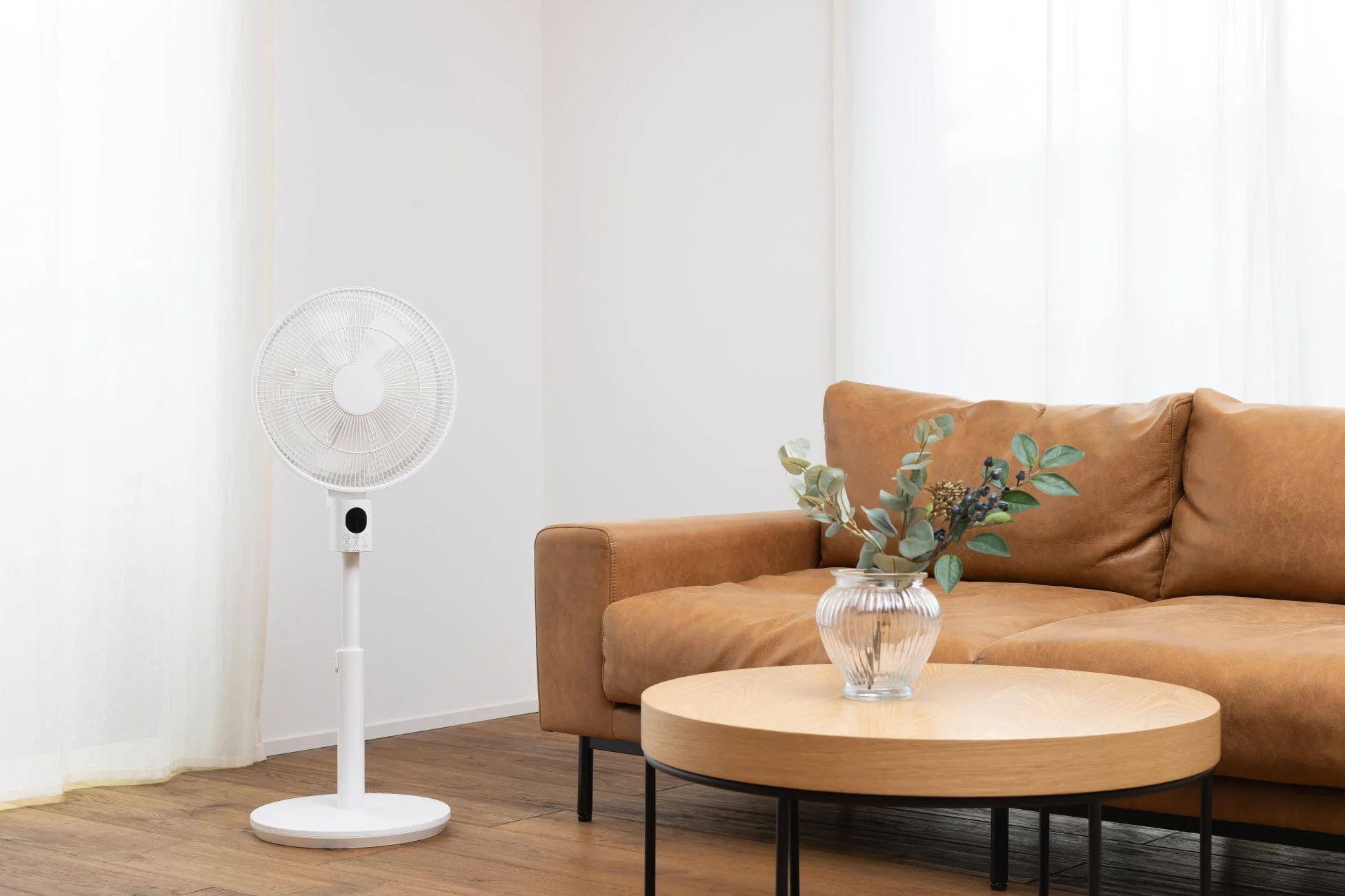 扇風機とソファ