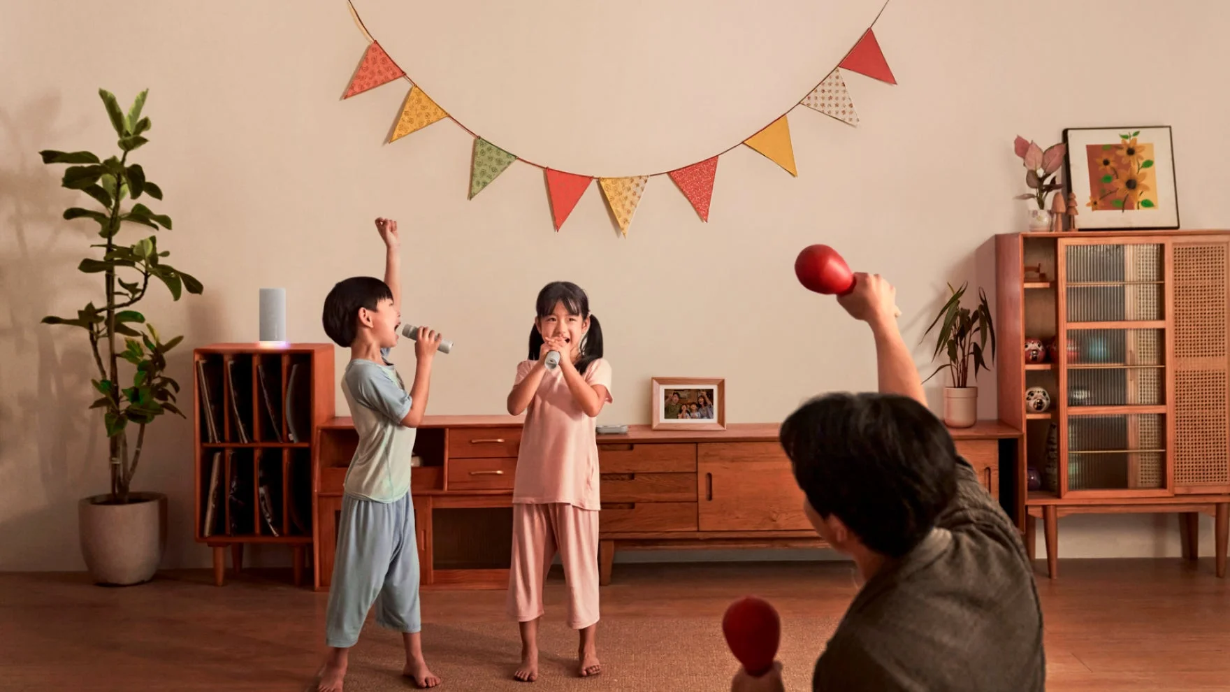 家族でカラオケを楽しむ様子